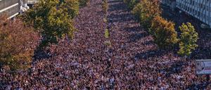 Zehntausende gedachten der 16 Opfer des Einsturzes des Bahnhofsvordachs in Novi Sad vor genau einem Jahr. 