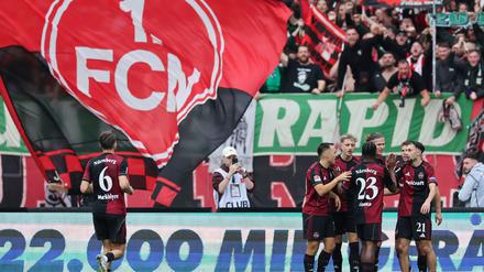 Der „Club“ jubelt gegen Braunschweig, hier nach dem Tor zum 2:0.