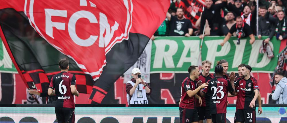 Der „Club“ jubelt gegen Braunschweig, hier nach dem Tor zum 2:0.