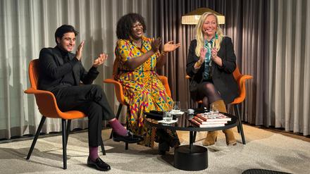 Jazz-Sänger Atrin Madani und die Schauspielerin Thelma Buabeng beim „Heimat-Talk“ von Ilka Peemöller.