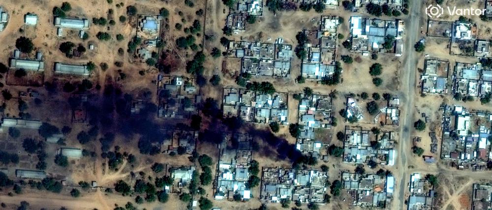 Dieses von Vantor am 26. Oktober 2025 aufgenommene und am 31. Oktober 2025 veröffentlichte Satellitenbild zeigt Rauchwolken, die von Bränden rund um den Flughafen El-Fasher in El-Fasher aufsteigen.