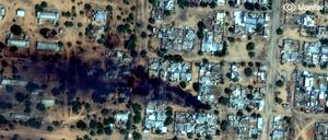 Dieses von Vantor am 26. Oktober 2025 aufgenommene und am 31. Oktober 2025 veröffentlichte Satellitenbild zeigt Rauchwolken, die von Bränden rund um den Flughafen El-Fasher in El-Fasher aufsteigen.