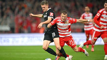 Kein Durchkommen gegen Freiburg für Tim Skarke (re.) und seine Teamkollegen in Unions Offensive.