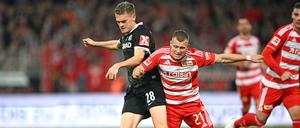 Kein Durchkommen gegen Freiburg für Tim Skarke (re.) und seine Teamkollegen in Unions Offensive.