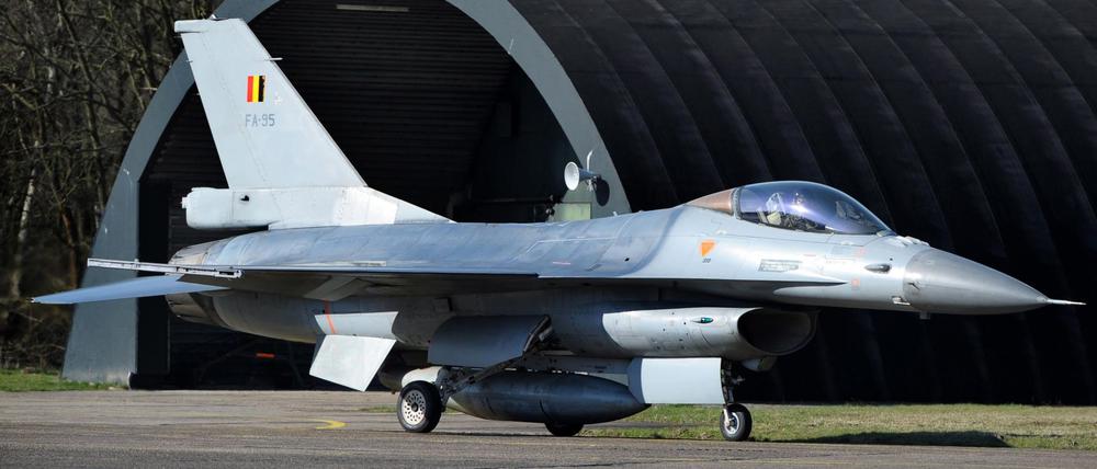 Ein belgisches F-16-Kampfflugzeug auf dem Militärstützpunkt der 10. Tactical Wing in Kleine-Brogel (Symbolbild).