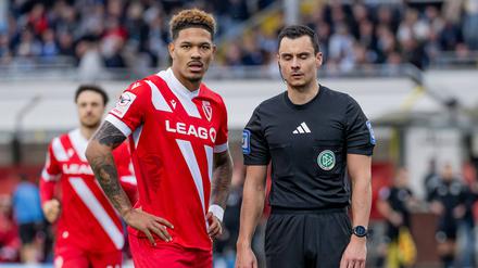 Justin Butler (l.) soll rassistisch beleidigt worden sein.