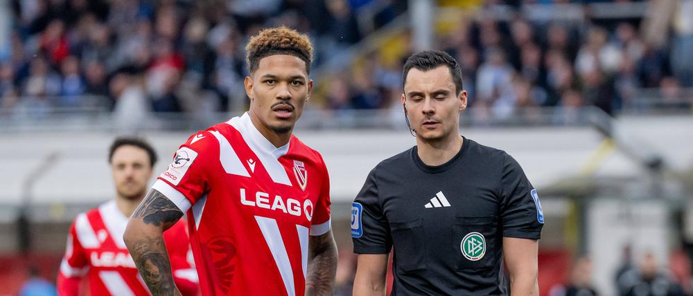 Justin Butler (l.) soll rassistisch beleidigt worden sein.