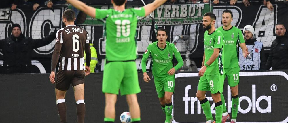 Erleichterung nach VAR-Entscheid: Mönchengladbacher jubeln nach dem 1:0 über die erste Führung der Saison.