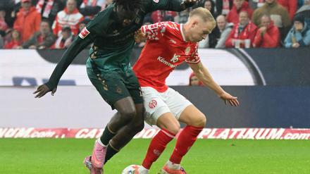 Kam gegen den FSV Mainz 05 nicht zur Geltung: Werder-Stürmer Victor Boniface (l).