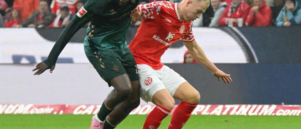 Kam gegen den FSV Mainz 05 nicht zur Geltung: Werder-Stürmer Victor Boniface (l).