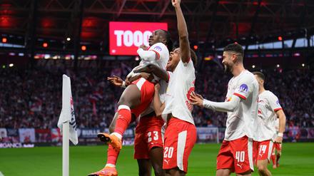 Yan Diomande (l-r), Castello Lukeba, Assan Ouédraogo und Romulo jubeln nach dem 1:0.