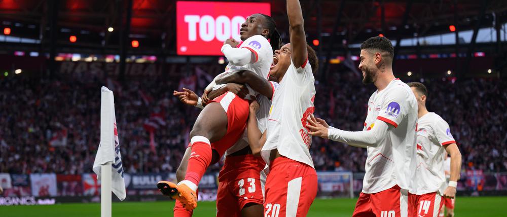 Yan Diomande (l-r), Castello Lukeba, Assan Ouédraogo und Romulo jubeln nach dem 1:0.