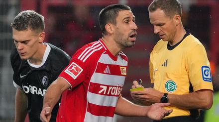 Rani Khedria kann eine Entscheidung von Schiedsrichter Storks nicht verstehen.