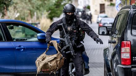 Ein Mitglied einer Spezialeinheit der Polizei ist nach einem Vorfall im Einsatz, bei dem zwei Menschen getötet und mindestens zehn verletzt wurden, als es in einem Dorf zu einer Schießerei kam, die ein hochrangiger Polizeibeamter als Familienfehde bezeichnete.