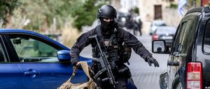 Ein Mitglied einer Spezialeinheit der Polizei ist nach einem Vorfall im Einsatz, bei dem zwei Menschen getötet und mindestens zehn verletzt wurden, als es in einem Dorf zu einer Schießerei kam, die ein hochrangiger Polizeibeamter als Familienfehde bezeichnete.