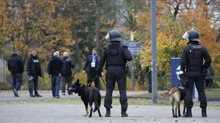 Fußballfans verließen das Olympiastadion nach dem Spiel der Hertha gegen Dynamo Dresden unter den kritischen Blicken etlicher Polizisten.