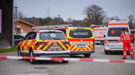 Mehrere Rettungskräfte eilten zu dem Unfallort.