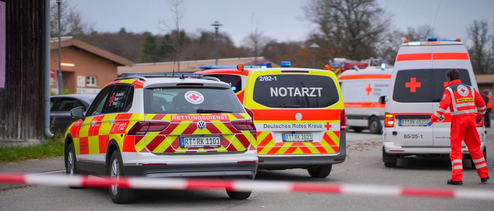 Mehrere Rettungskräfte eilten zu dem Unfallort.