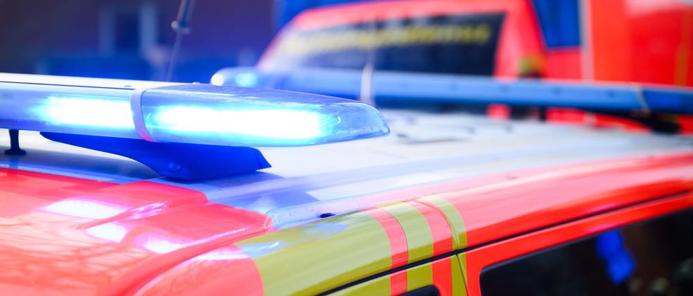 Blaulichter leuchten an einer Einsatzstelle auf einem Notarzt Fahrzeug und einem Rettungswagen.