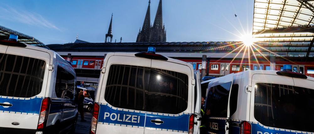 Am Kölner Bahnhof prügelten sich zahlreiche Fans von Schalke und Dortmund. (Archivbild)