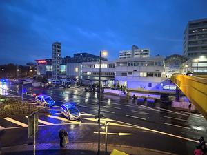 Fahrzeuge der Polizei stehen am Nordwestzentrum. In dem Einkaufszentrum in Frankfurt/Main läuft ein Großeinsatz der Polizei, nachdem von dort am Nachmittag Knallgeräusche gemeldet worden sind. Ob es sich dabei um Böllerlärm oder eventuell um Schussgeräusch handelte, ist noch offen.