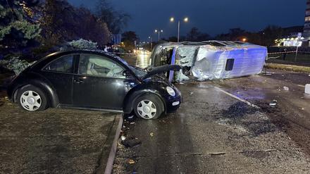 Der verunfallte Transporter liegt auf der Fahrbahn, ein ramponierter VW steht daneben.