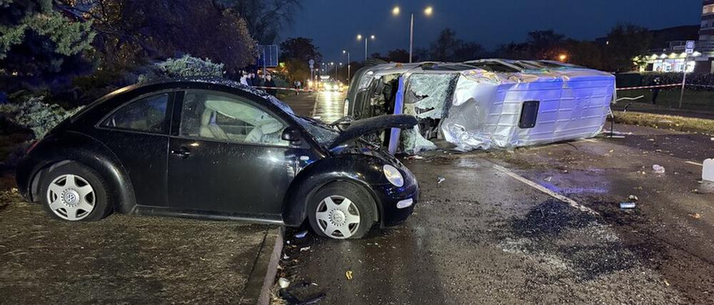 Der verunfallte Transporter liegt auf der Fahrbahn, ein ramponierter VW steht daneben.