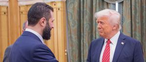 Präsident Donald Trump schüttelt dem syrischen Interimspräsidenten Ahmed al-Scharaa die Hand (Archivbild).