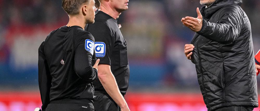 Dino Toppmöller übt nach dem Remis in Heidenheim heftige Kritik am Schiedsrichter.