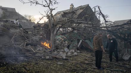 Ein Blick auf die Zerstörung und Schäden nach dem Raketenangriff in der Stadt Kramatorsk (Symbolbild)