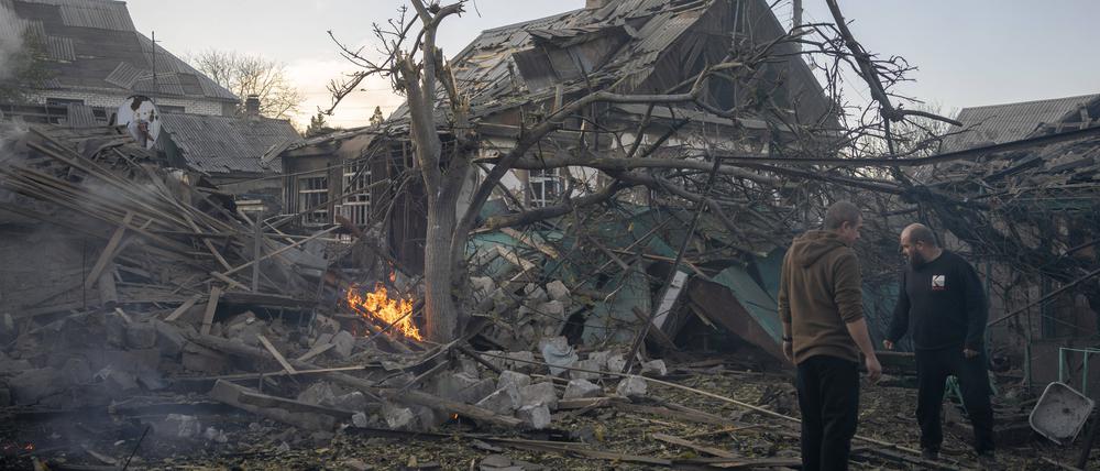 Ein Blick auf die Zerstörung und Schäden nach dem Raketenangriff in der Stadt Kramatorsk (Symbolbild)