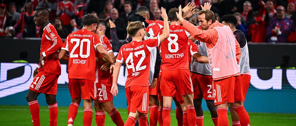 Der FC Bayern lag auch ohne Harry Kane (r) schon zur Halbzeit 3:0 gegen Leverkusen vorn.