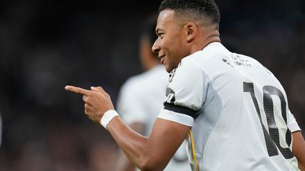 Kylian Mbappé (r) brachte Real Madrid mit seinen Toren auf Siegkurs gegen Valencia.