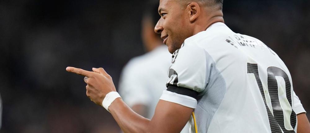 Kylian Mbappé (r) brachte Real Madrid mit seinen Toren auf Siegkurs gegen Valencia.