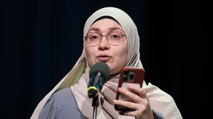 Ayse Irem hat sich im Finale der Deutschsprachigen Meisterschaft im Poetry Slam in Chemnitz den Titel geholt. 