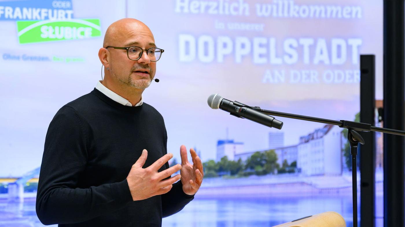 Nach-Stichwahlsieg-Frankfurts-neuer-parteiloser-OB-tritt-Posten-an