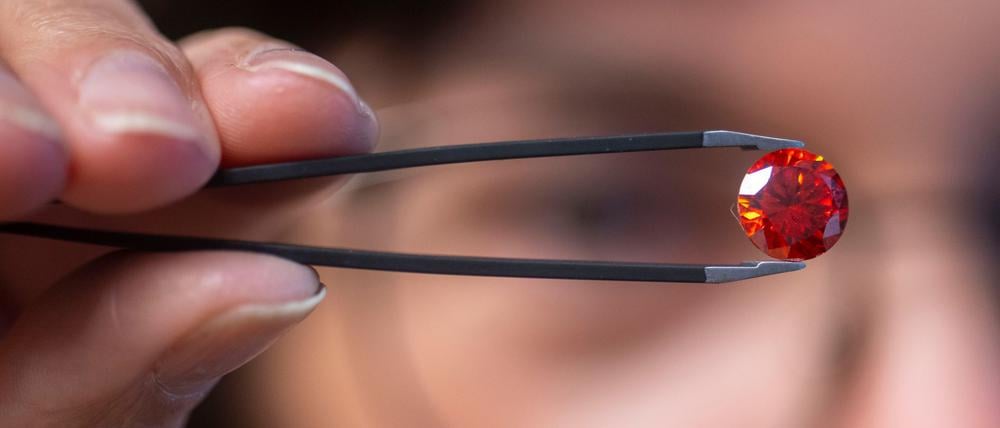 Ein Diamant aus Asche kostet mehrere tausend Euro. (Archivbild)