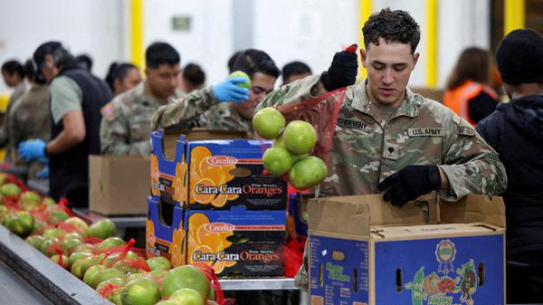 Soldaten der Nationalgarde packen Pakete mit Nahrungsmitteln. 42 Millionen Amerikaner erhalten Lebensmittelhilfe. 