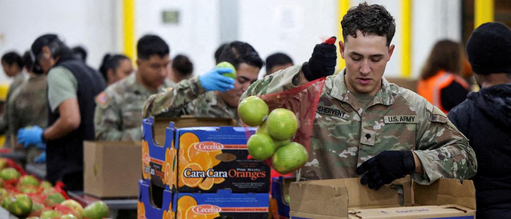 Soldaten der Nationalgarde packen Pakete mit Nahrungsmitteln. 42 Millionen Amerikaner erhalten Lebensmittelhilfe.