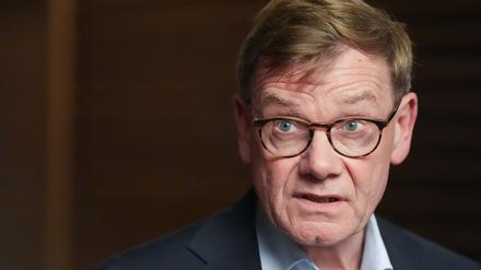 Außenminister Johann Wadephul (CDU) gibt am Flughafen Ben Gurion Airport in Tel Aviv ein Pressestatement nach dem Treffen mit seinem israelischen Amtskollegen.