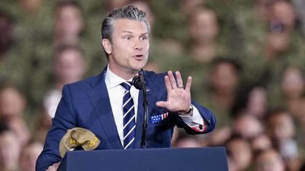 US-Verteidigungsminister Pete Hegseth spricht auf dem Flugzeugträger USS George Washington im US-Marine-Stützpunkt Yokosuka zu Soldaten und Angehörigen der Streitkräfte. 