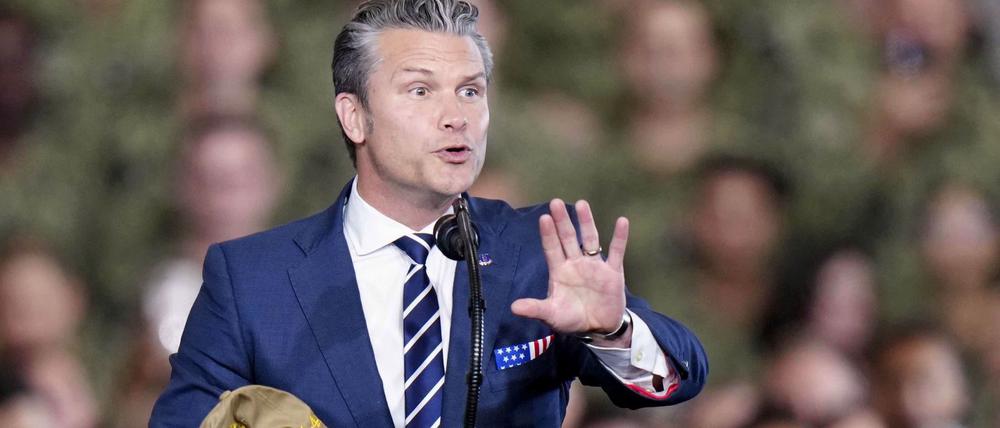 US-Verteidigungsminister Pete Hegseth spricht auf dem Flugzeugträger USS George Washington im US-Marine-Stützpunkt Yokosuka zu Soldaten und Angehörigen der Streitkräfte.