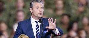 US-Verteidigungsminister Pete Hegseth spricht auf dem Flugzeugträger USS George Washington im US-Marine-Stützpunkt Yokosuka zu Soldaten und Angehörigen der Streitkräfte.