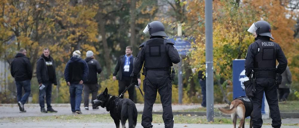 Fußballfans verließen das Olympiastadion nach dem Spiel der Hertha gegen Dynamo Dresden unter den kritischen Blicken etlicher Polizisten.
