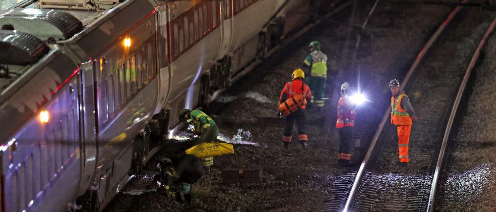 Mehrere Menschen sind bei einem Angriff in einem Zug in England verletzt worden.