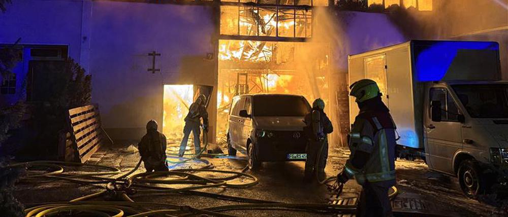 Das Dach des Gebäudes ist eingestürzt.