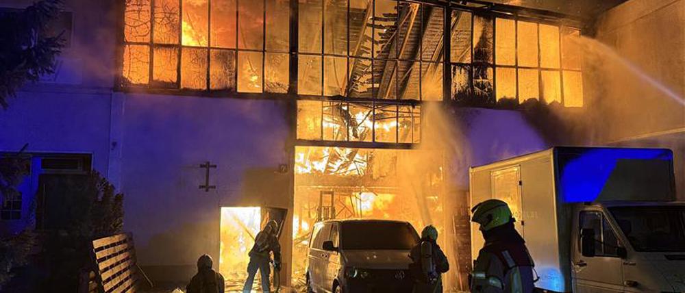 Das Dach des Gebäudes ist eingestürzt.