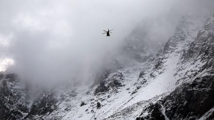 Nach dem Tod von mindestens drei deutschen Bergsteigern bei einem Lawinenunglück in Südtirol ist die Suche nach zwei Vermissten wieder aufgenommen worden. 