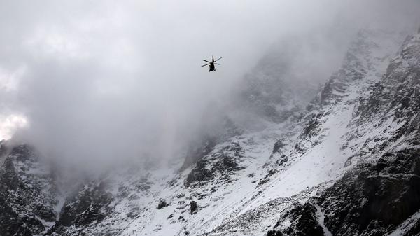 Nach dem Tod von mindestens drei deutschen Bergsteigern bei einem Lawinenunglück in Südtirol ist die Suche nach zwei Vermissten wieder aufgenommen worden. 