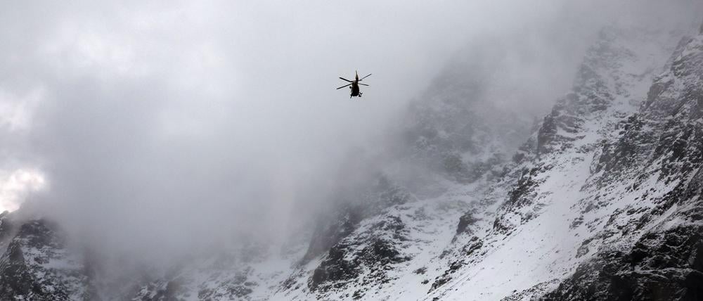 Nach dem Tod von mindestens drei deutschen Bergsteigern bei einem Lawinenunglück in Südtirol ist die Suche nach zwei Vermissten wieder aufgenommen worden.